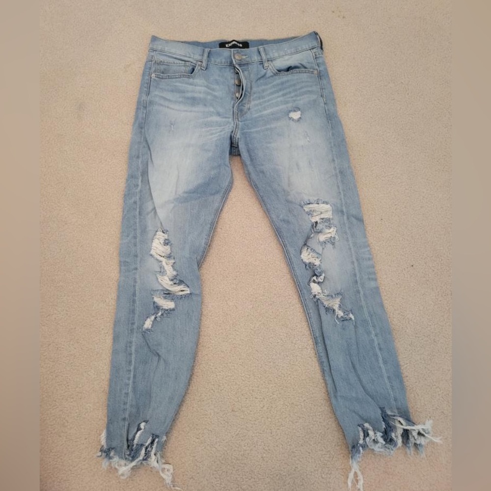 Make your mark in these ADORABLE light wash jeans!